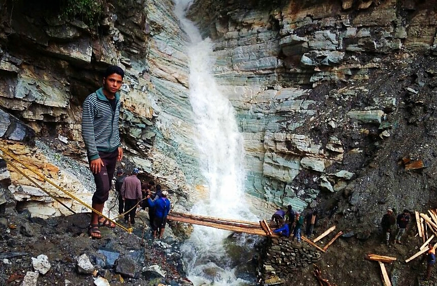 देश-दुनिया से कटे गांव