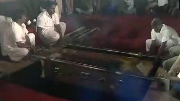 करुणानिधि को राष्ट्रीय सम्मान के साथ दी अंतिम विदाई, मरीना बीच पर किया दफन