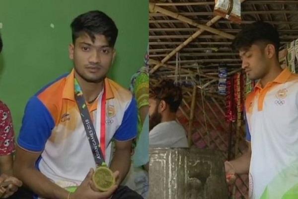 चाय बेचने को मजबूर 