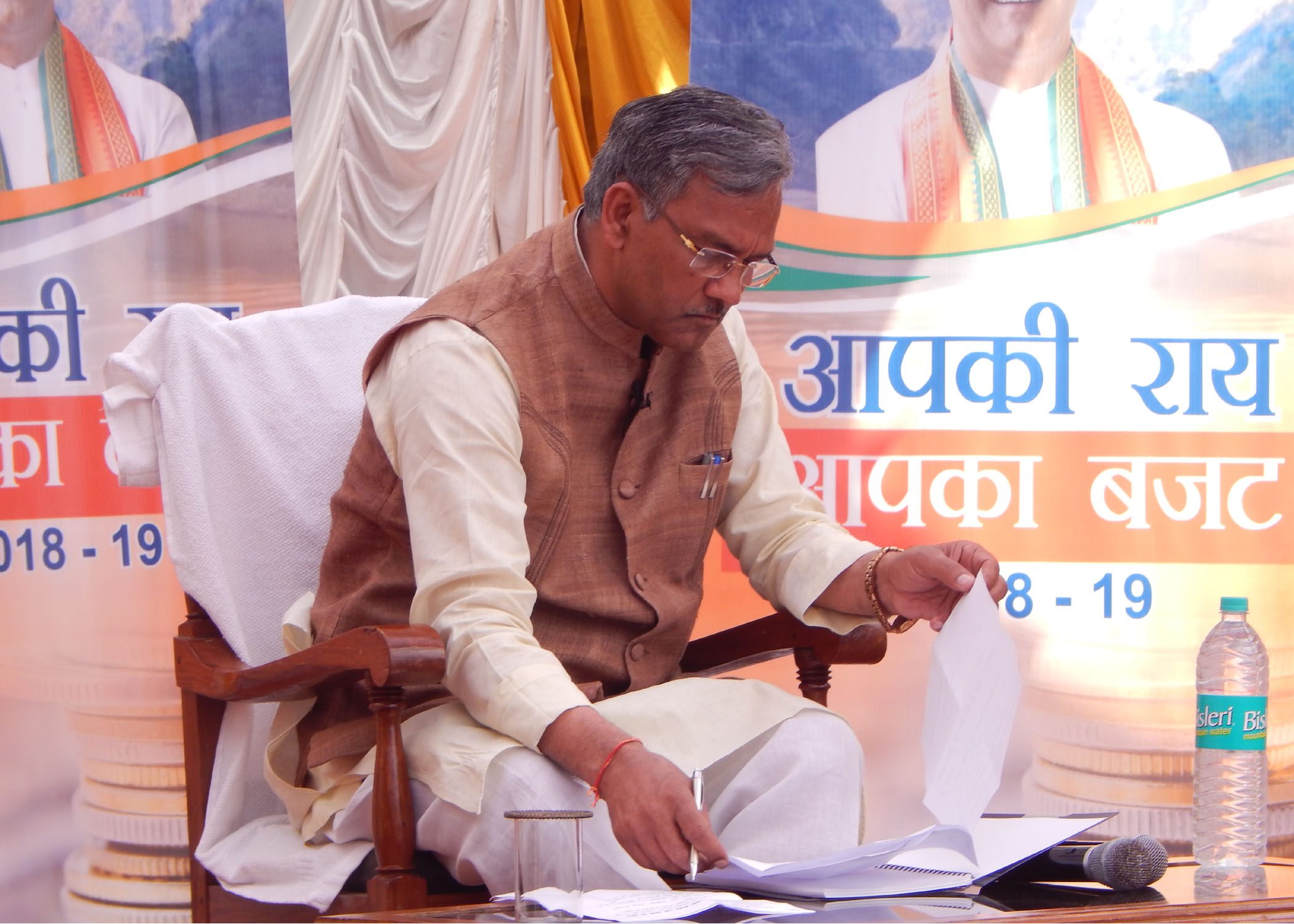 सरकार के खिलाफ अपनों का मोर्चा