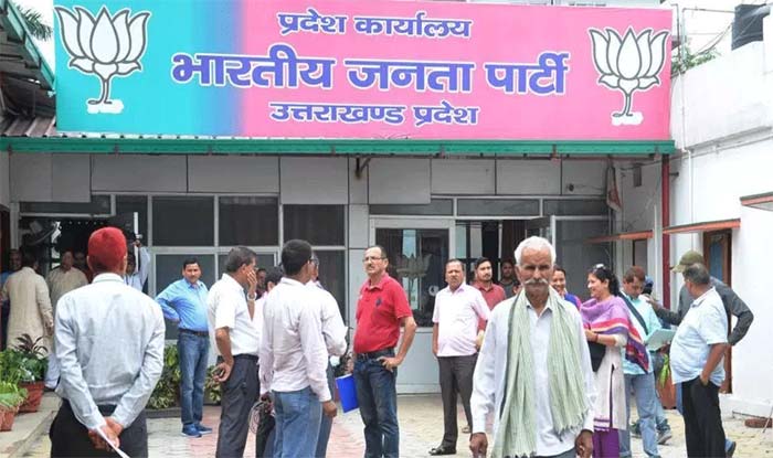 संजय से बढ़ा संकट