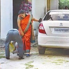 विवादों में सीतापुर जिलाधिकारी,कर्मचारी ने पहनाई पैरों में जूती