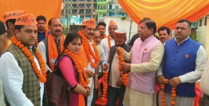 प्रमोद नैनवाल के भाजपा में शामिल होने से शुरू हुई बगावत