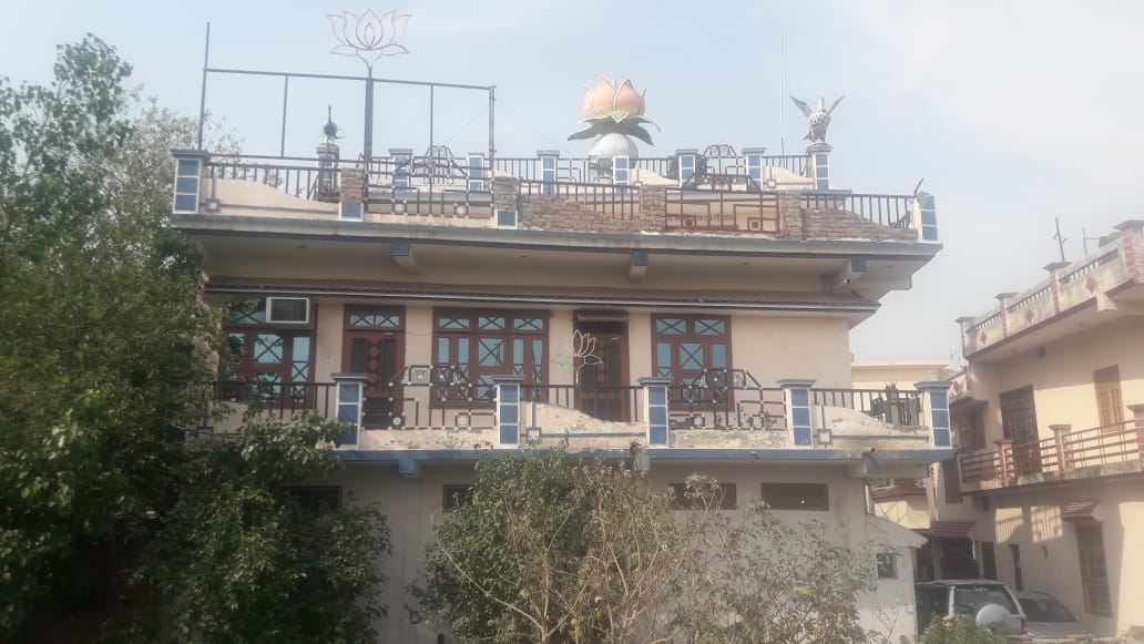 आवास कब्जाने में आगे माननीय