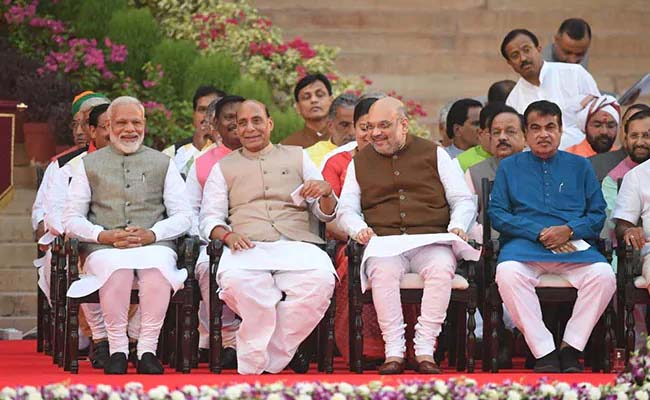 मंत्रियों को मिले विभाग