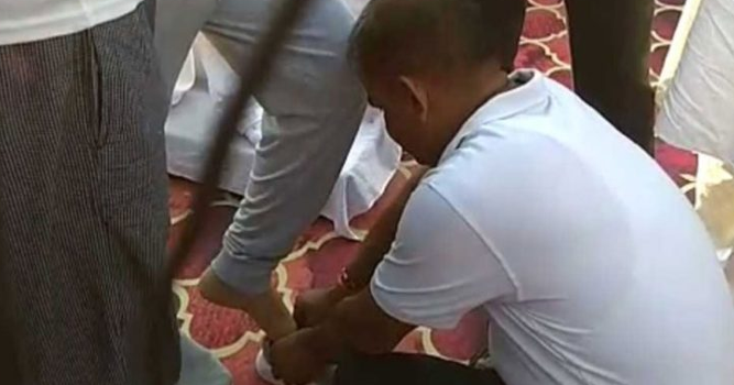सरकारी कर्मचारी से जूते बंधवाकर फस गये मंत्री, अब दे रहे सफाई 