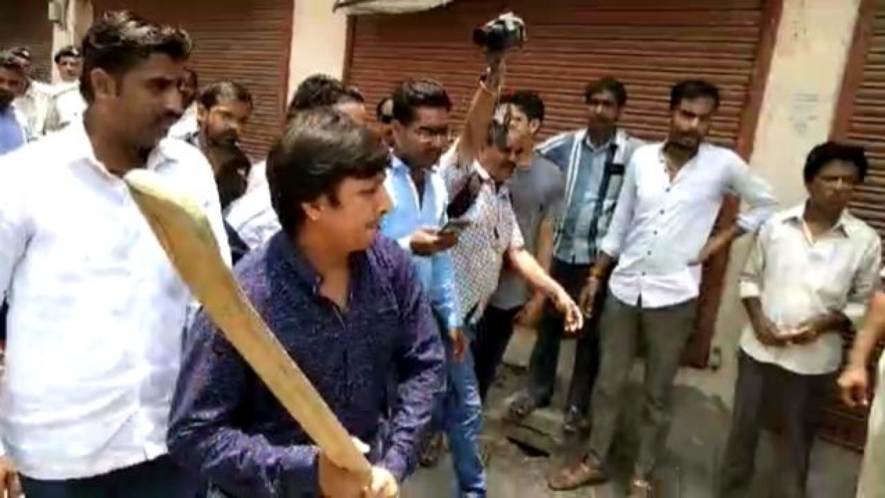 भाजपा विधायक ने बैट से की अधिकारियों की ठुकाई, फिर हुई गिरफ्तारी 