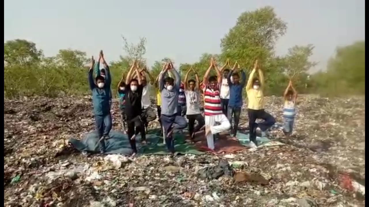 कुढे के ढेर पर योग बढा रहा रोग 