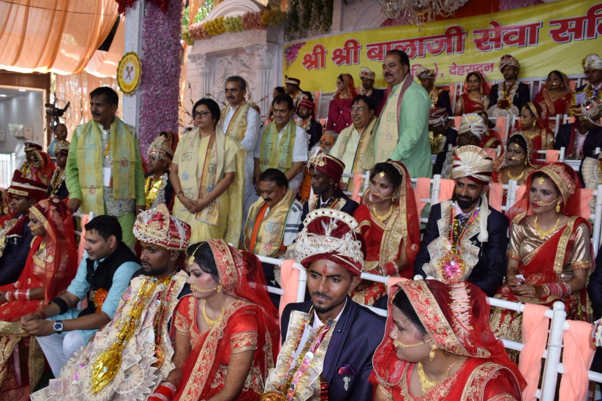लाल चुनरी में विदा हुई बेटियां