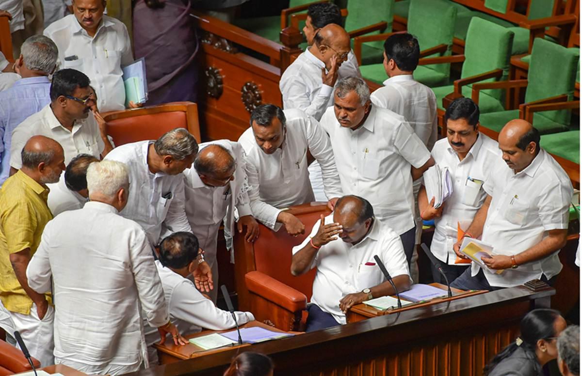 कर्नाटक के बाद अब निशाने पर मध्य प्रदेश