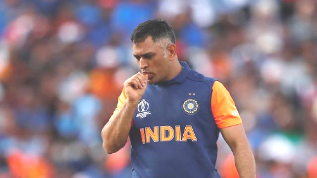 धीमी पारी के लिए फिर फंसे धोनी