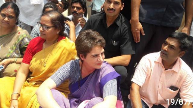 सोनभद्र: मृतकों के परिजनों से मिलने जा रहीं प्रियंका गांधी को हिरासत में लिया गया