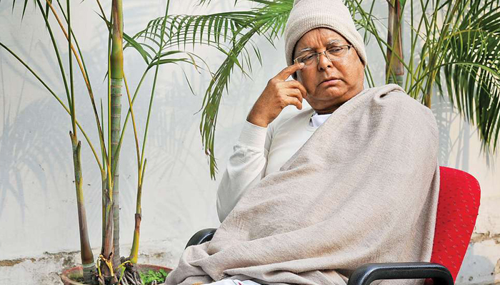 बिखरता लालू कुनबा, संकट में आर जेडी