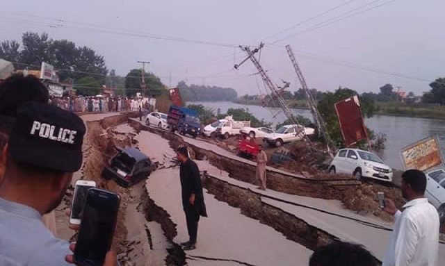 विनाशकारी भूकंप से पकिस्तान से लेकर हिन्दुस्तान तक दरक उठी धरती