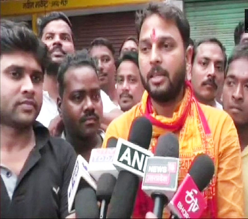 यूपी उपचुनाव: फुटपाथ पर सब्जी बेचने वाले के बेटे को मिला बीजेपी से टिकट 