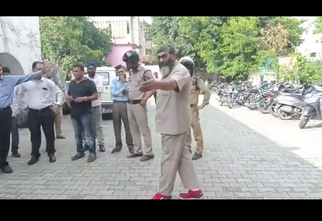 फरियादी ने मिर्ची का लगाया धुआं मची अफरा तफरी…