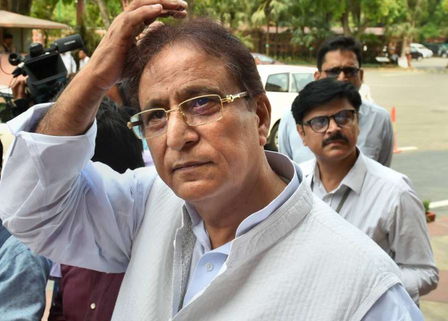 अब आजम खां पर भैंस चोरी का आरोप , अब तक हो चुके है 82 मामले दर्ज  