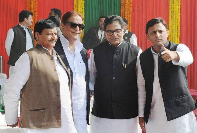 आजम के समर्थन में उतरी सपा, रामपुर डीएम-एसएससपी के तबादले की मांग 