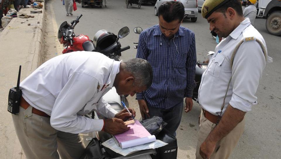 सोशल मीडिया पर मोटर चालान के मजाक से घबराई यूपी सरकार,किए जाएंगे रेट कम 