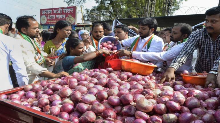 मंहगाई के आँसू बहा रही सेब से महंगी प्याज 