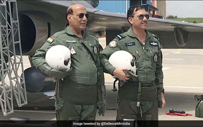 ‘तेजस’ में उड़ान भरने वाले पहले रक्षा मंत्री बने राजनाथ सिंह  