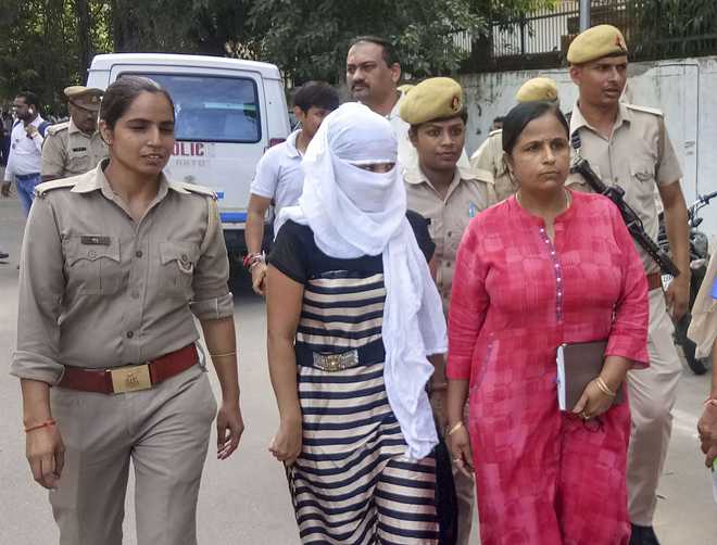 यूपी पुलिस का अंधा कानून,चिन्मयानंद रेप कांड पीडिता को किया गिरफ्तार 