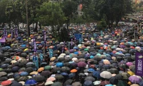 हांगकांग : सड़कों पर फिर उतरे हजारों लोकतंत्र समर्थक, पुलिस मुख्यालय घेरा