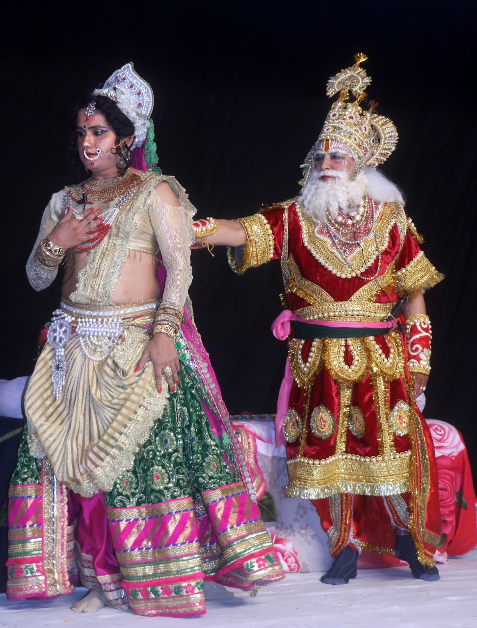 रंगमंच में विधायक बने दशरथ…