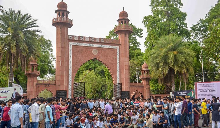 एएमयू में छात्र ने की खुदकुशी,कैंपस में माहोल तनावपूर्ण 