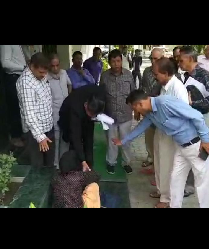 पति का शव लेने के लिए पत्नी को पकड़ने पड़े पैर…
