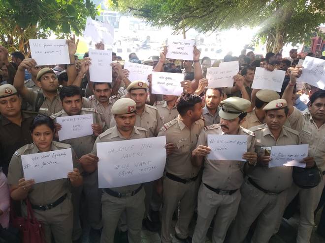 काले कोट से डरी खाकी, अपने ही मुख्यालय पर प्रदर्शन को मजबूर दिल्ली पुलिस