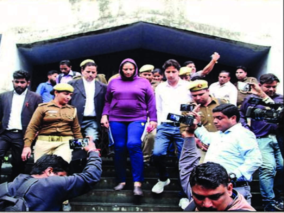 25 हजार की इनामी पुलिसकर्मी लक्ष्मी चौहान का सरेंडर