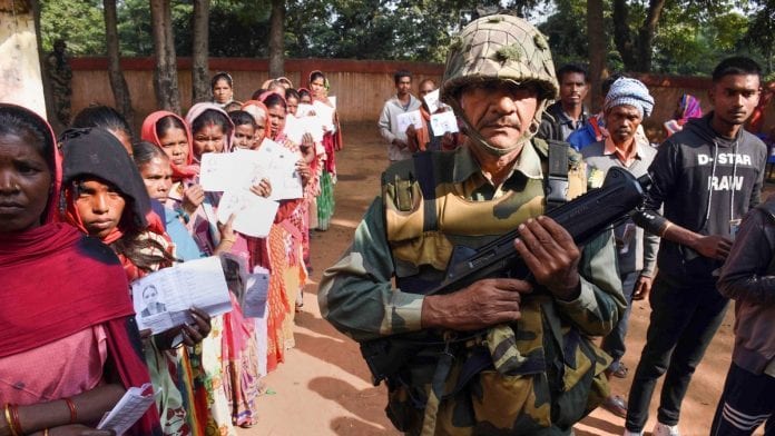मतदान के बीच फायरिंग ,फाॅर्स से हथियार छीनने की कोशिश