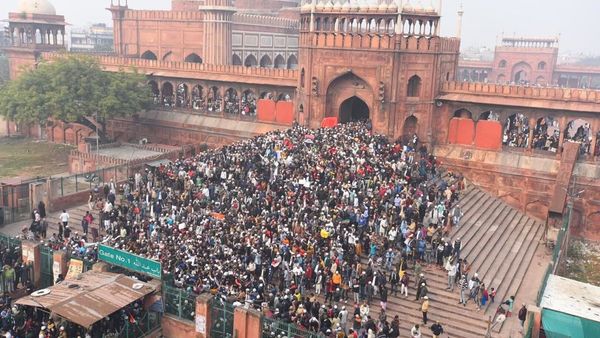 जुमे की नमाज़ के बाद जामा मस्जिद में नारेबाजी, लाल किले सहित पूर्वी दिल्ली में धारा 144 लागू