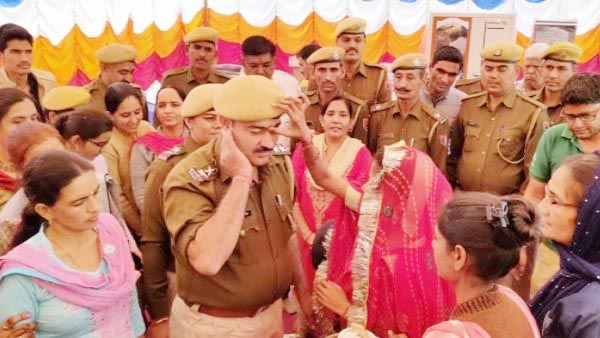 असहाय महिला के भाई बने पुलिसकर्मी 