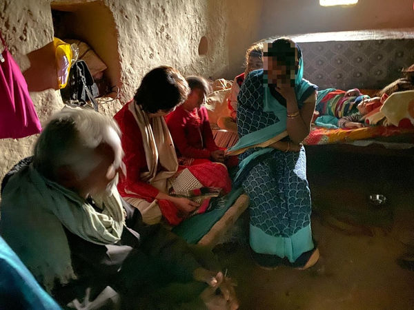 गैंगरेप पीडिता के परिवार से मिली प्रियंका, कहा यूपी में एमरजैंसी जैसे हालात