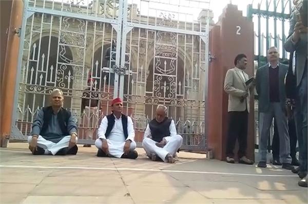 दो साल बाद अखिलेश यादव बैठे  धरने पर, मुख्यमंत्री से मांगा इस्तीफा 