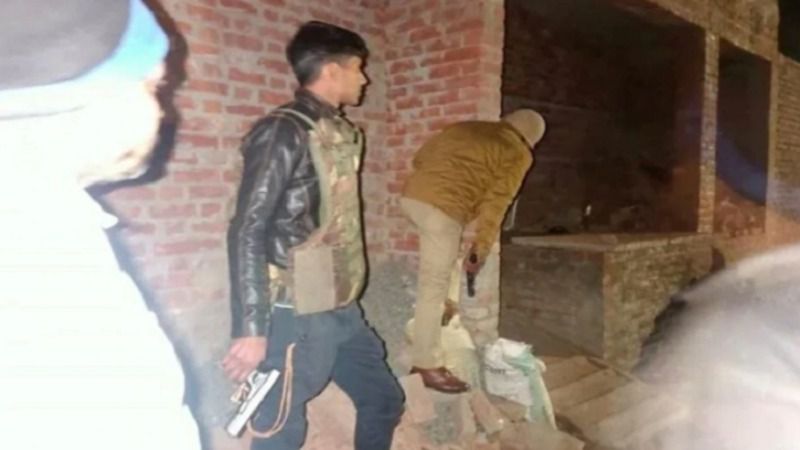 पुलिस मुठभेड़ में मारा गया 23 बच्चों को बंधक बनाने वाला सुभाष, पत्नी हुई भीड़ की शिकार