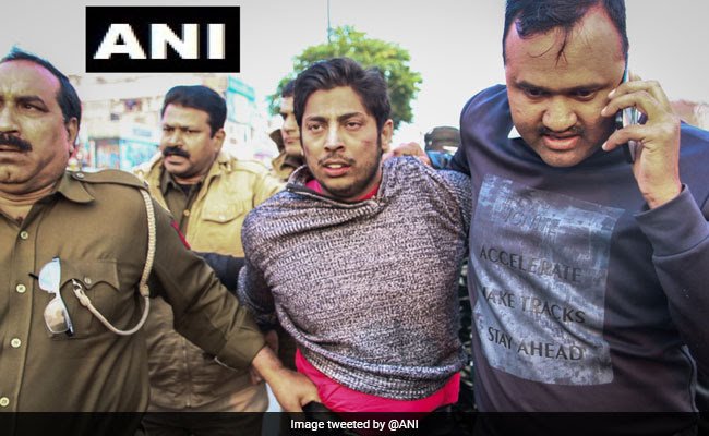 जामिया के बाद अब शाहीन बाग में गोलीबारी, लोगों ने युवक को दबोचा