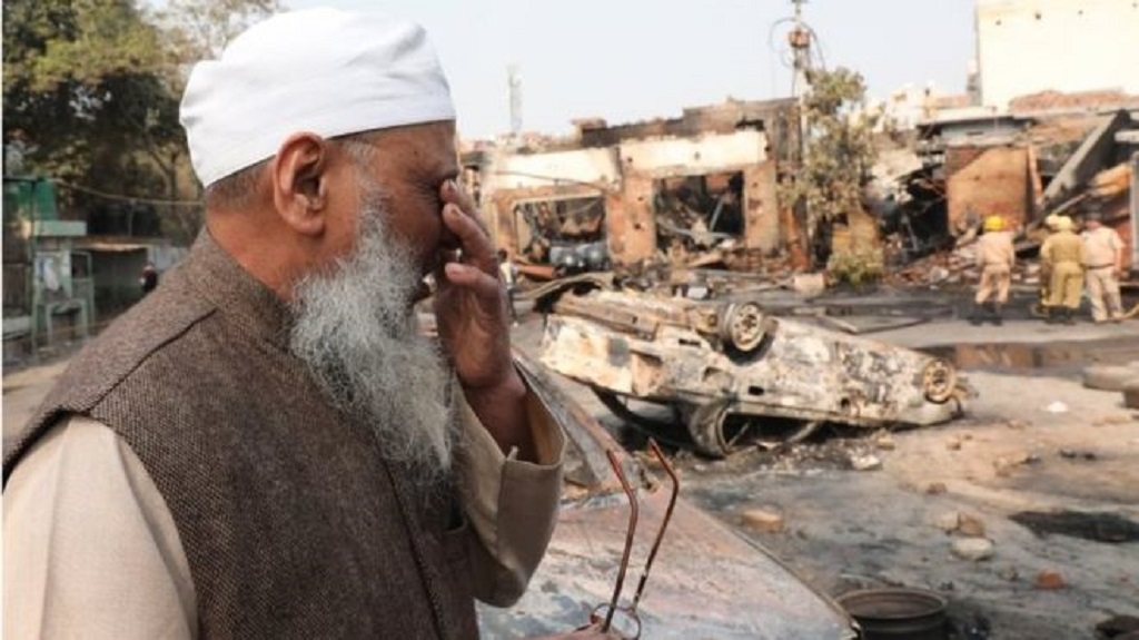 दिल्ली हिंसा: कहीं हिंदुओं ने आग में झुलसकर बचाई मुस्लिम की जान तो कहीं मुसलमानों ने हिंदुओं को बचाने लिए दिया पहरा