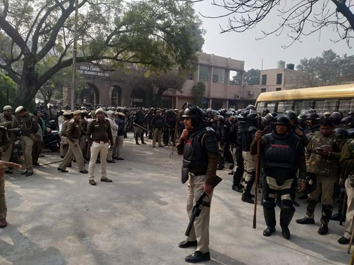 जामिया में पुलिस ने किया लाठीचार्ज, कई छात्र घायल