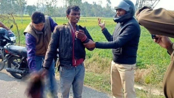 भारत माता की जय का नारा लगाता पत्नी का कटा सिर लेकर थाने पहुंचा युवक