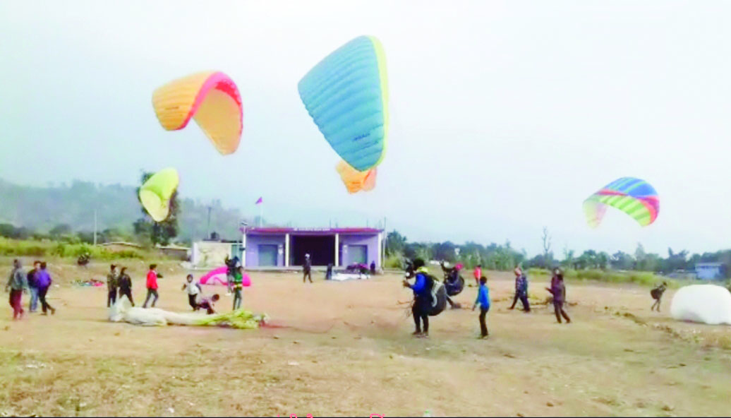पैराग्लाइडिंग के माध्यम से साहसिक पर्यटन और रोजगार की संभावनाएं