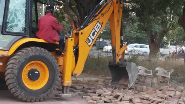 ट्रम्प का भारत दौरा: गुजरात में 500 झुग्गियों को छुपाने के लिए खड़ी की जा रही 7 फीट ऊंची दीवार