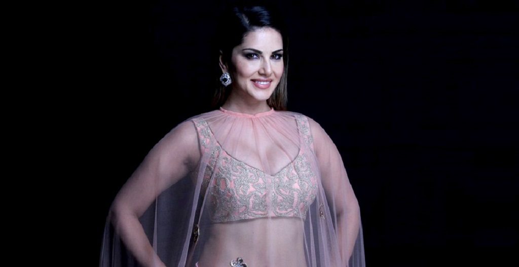 ये हैं 10 हॉट अभिनेत्रियां जो दे रही हैं जो कमाई के मामले में अभिनेताओं को टक्कर