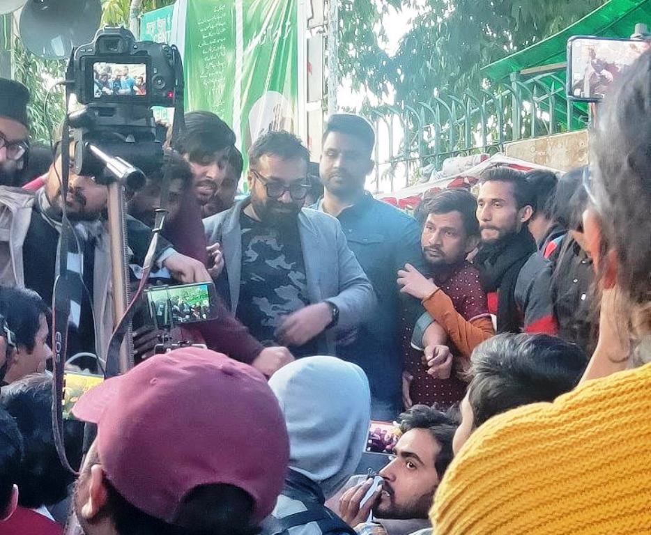 जामिया-शाहीन बाग पहुंचे अनुराग कश्यप, कहा पहले लगता था हम मर गए हैं यहां आकर लगा कि जिंदा हैं हम