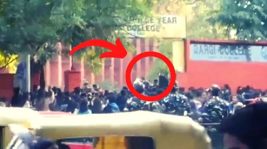 गार्गी कॉलेज में शराब पीकर घुसे बाहरी लोग, छात्राओं के साथ की अश्लील हरकत