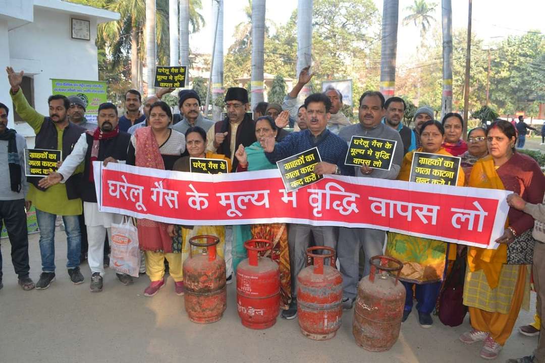घरेलू गैस की कीमत बढ़ने से लोगों में भारी गुस्सा, सिलेंडर को कुड़े में फेंका 