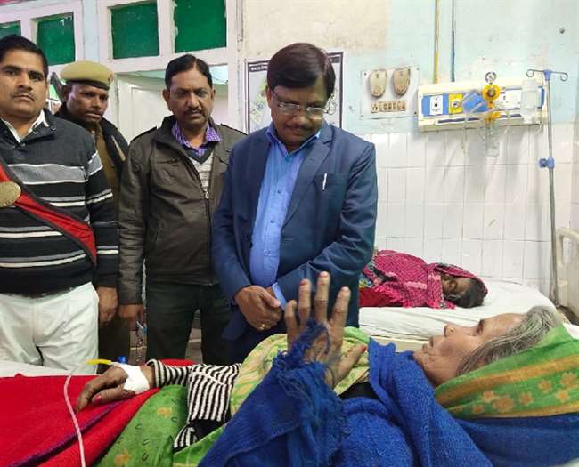 UP: सरकारी हैंडपंप का जहरीला पानी पीने से 100 अधिक लोग बीमार, जांच टीम गठित