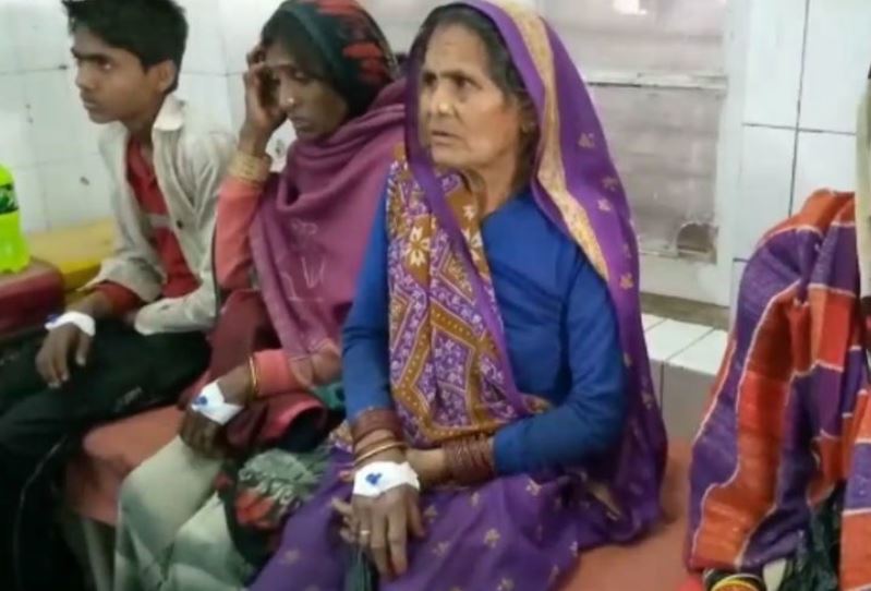 UP: सरकारी हैंडपंप का जहरीला पानी पीने से 100 अधिक लोग बीमार, जांच टीम गठित